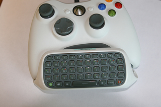 Illustration for article titled Xbox 360 QWERTY Text Input Device in the Flesh